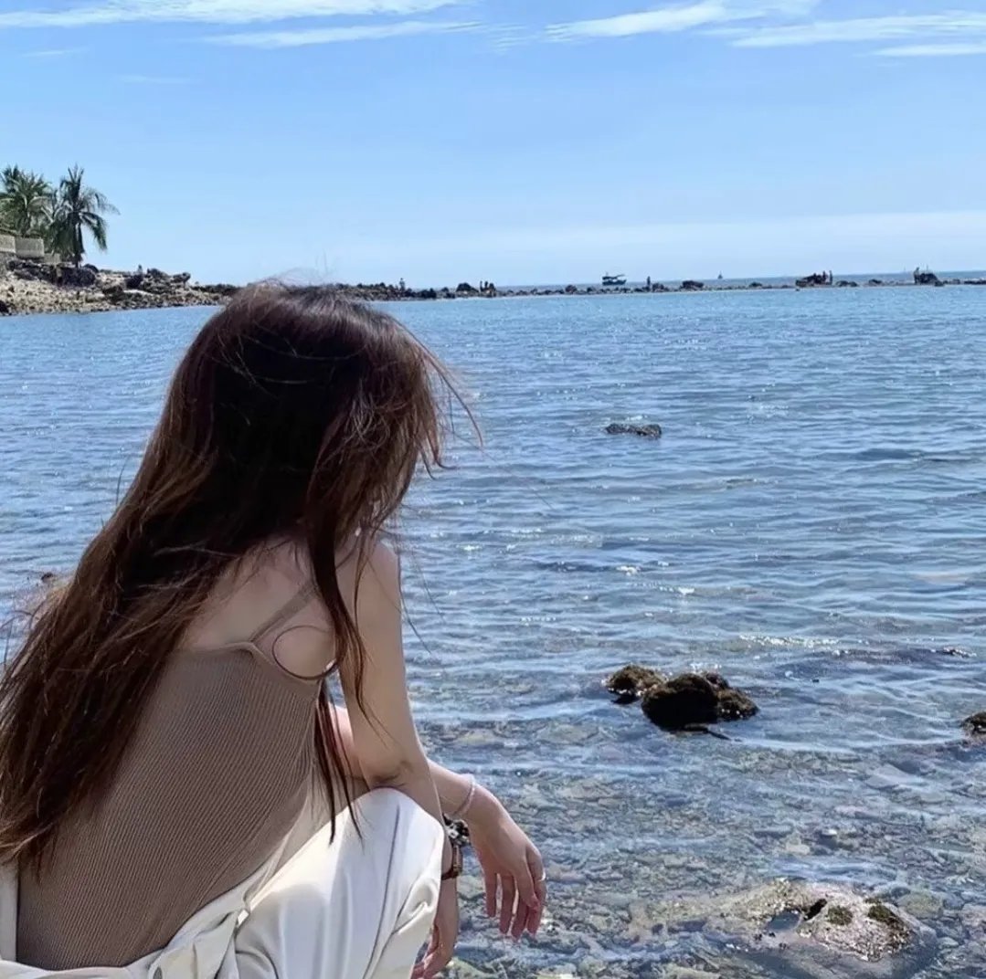 战火中的花蕾海报